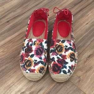 Vera Bradley Size 6 Slip on Shoes NWOT.